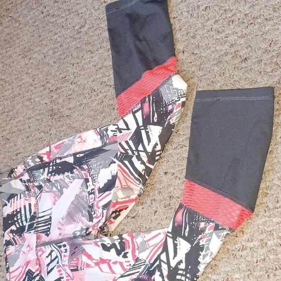 Danskin Now artistic crop leggings with mesh on back - Picture 4 of 5